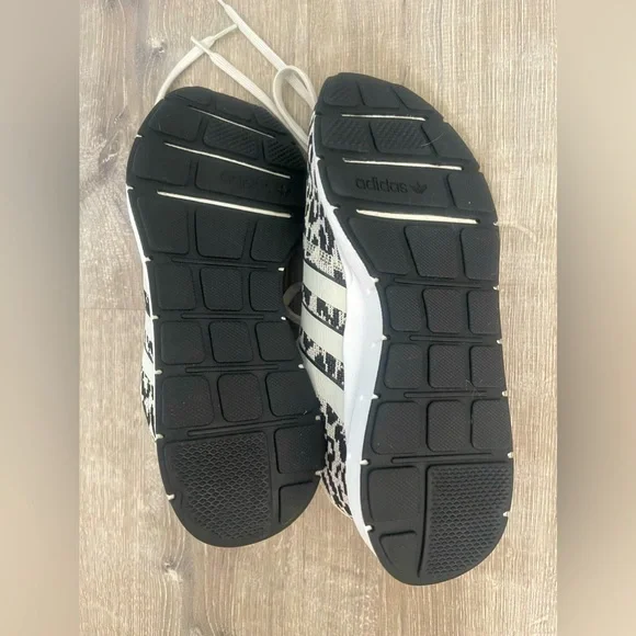 Cheetah print adidas tennis shoes - Picture 2 of 3